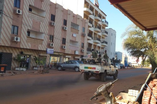 Lực lượng an ninh Mali bên ngoài hiện trường bắt con tin. Ảnh: Reuters