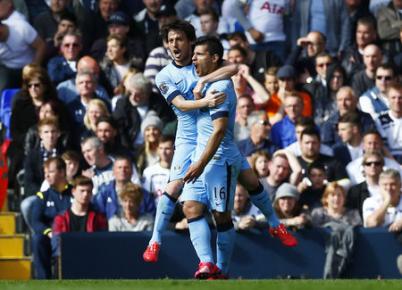 Silva (trái) chúc mừng Aguero