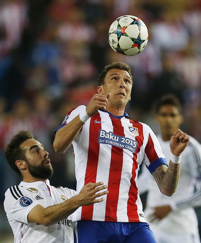 Mario Mandzukic tranh chấp bóng với Ramos (phải)