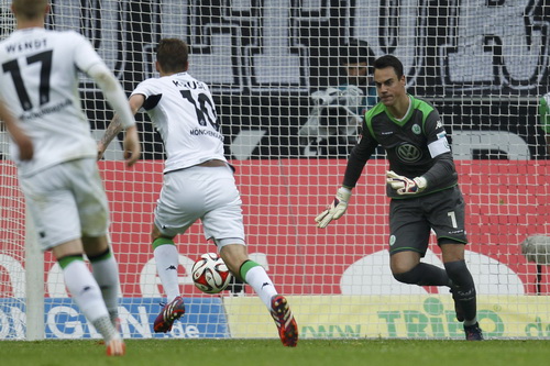 Max Kruse (10) ghi bàn, Moenchengladbach lên hạng ba, Bayern vô địch sớm