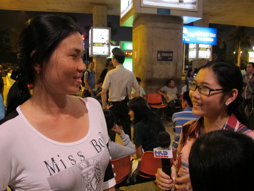 Mẹ của Ánh Viên trả lời phỏng vấn của báo Người Lao Động tại sân bay Tân Sơn Nhất