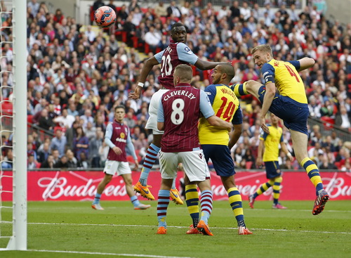 Mertesacker (4) ghi bàn thắng thứ ba