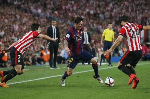 Messi đi bóng qua hàng loạt cầu thủ Bilbao trước khi ghi bàn mở tỉ số