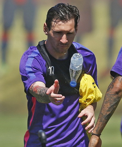 Messi và đồng đội tập luyện dưới ánh nắng chói chang xứ Catalunia