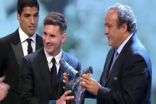 Messi nhận giải thưởng từ chủ tịch UEFA Michel Platini