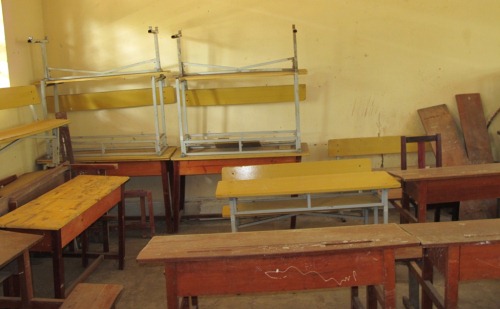 Một số b&agrave;n ghế học sinh trong g&oacute;i thầu sau khi b&agrave;n giao đ&atilde; kh&ocirc;ng sử dụng được