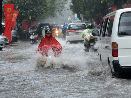 Đường phố Hà Nội sau một trận mưa to trong tháng 8 này