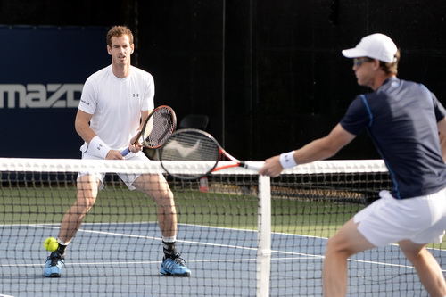 Andy Murray (trái) nhường bước anh trai Jamie ở nội dung đôi nam