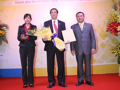 Ông Phan Đình Tân (giữa) – tân Chủ tịch HĐQT NamABank