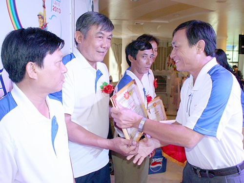 Ông Nguyễn Châu Nghĩa, Chủ tịch CĐ SAMCO (phải), trao giấy khen cho các công nhân tiêu biểu trong học tập và làm theo gương Bác