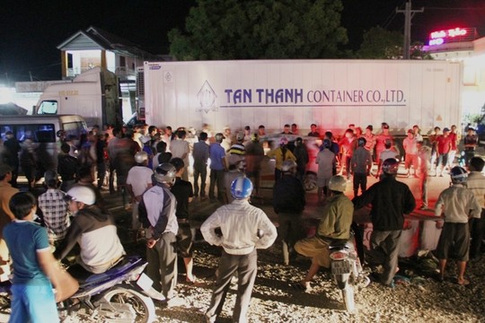 Hàng trăm người dân xã Vĩnh Tân, huyện Tuy Phong (Bình Thuận) kéo ra đường phản đối nhà máy gây ô nhiễm - Ảnh: Lê Trường