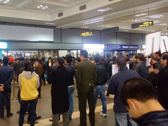Người nhà đứng chờ người thân tại sảnh đến nội địa sân bay Nội Bài lúc 22 giờ ngày 16-12 - Ảnh: Nguyễn Quyết