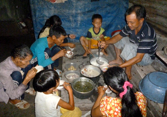 Bữa cơm ấm cúng của cha con người rừng với gia đình
