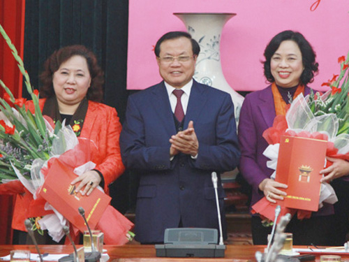 Bà Nguyễn Thị Bích Ngọc (trái) đã được giới thiệu làm Chủ tịch HĐND TP Hà Nội