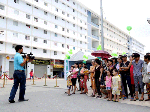Cư dân khu nhà ở xã hội ở TP. Thủ Dầu Một theo dõi lễ khánh thành xây 10 ngàn căn hộ mới