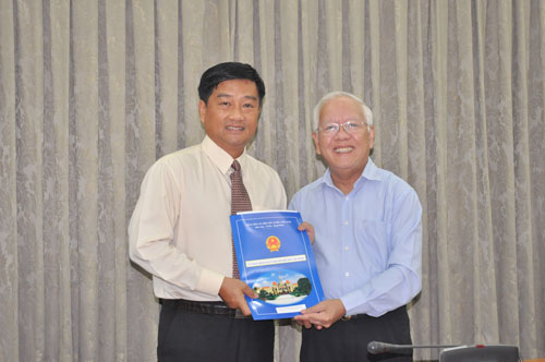 Chủ tịch UBND TP Lê Hoàng Quân trao quyết định bổ nhiệm cho ông Nguyễn Hữu Hoài Phú