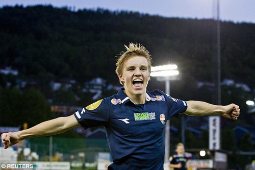 Odegaard ghi bàn trong màu áo Stromsgodest khi mới 15 tuổi ở giải VĐQG Na Uy
