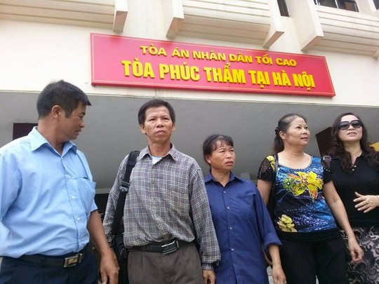 Ông Nguyễn Thanh Chấn (thứ hai từ trái qua) trong một lần đến TAND Tối cao đưa đơn yêu cầu bồi thường - Ảnh: Nguyễn Quyết