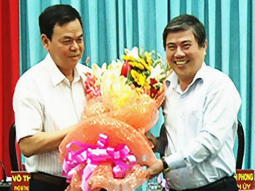 Ông Nguyễn Thành Phong (phải) tặng hoa chúc mừng ông Võ Thành Hạo. Ảnh: Báo Đồng Khởi