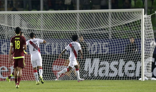 Claudio Pizarro (trái, trước) ghi bàn duy nhất cho Peru