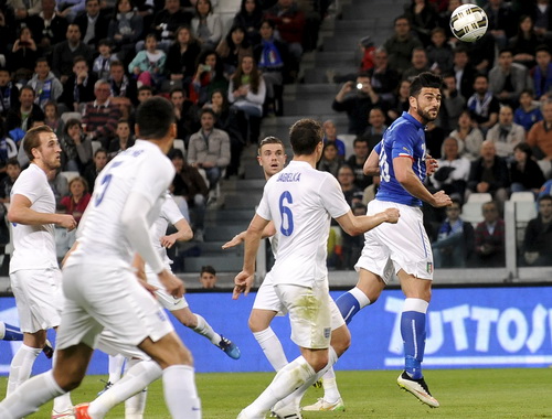 Graziano Pelle (phải) ghi bàn vào lưới Joe Hart