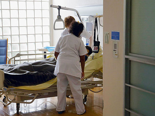 Các y tá chăm sóc bệnh nhân ở một bệnh viện gần thủ đô Paris – Pháp
 Ảnh: Reuters