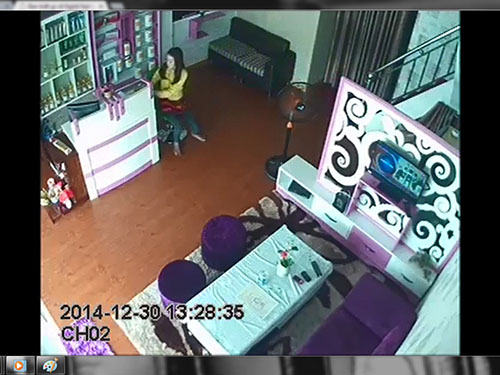 Camera ở một tiệm làm đẹp tại TP Thủ Dầu Một, tỉnh Bình Dương ghi hình một phụ nữ đang trộm điện thoại
