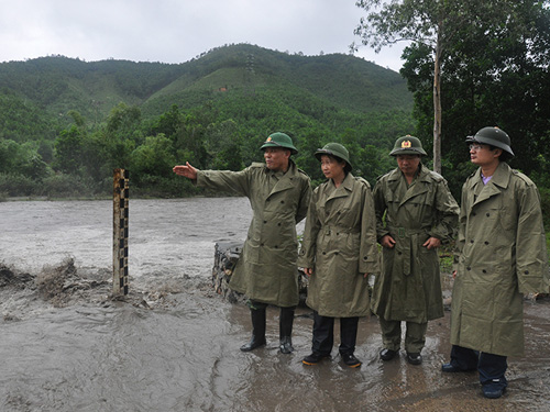 Phó bí thu thường trực Tỉnh ủy Quảng Ninh Đỗ Thị Hoàng (thứ hai từ trái qua) cùng lãnh đạo Ban chỉ huy Quân sự tỉnh Quảng Ninh kiểm tra, chỉ đạo phòng chống lụt bão tại TP Uông Bí