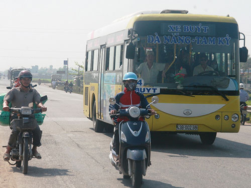 Nhiều xe buýt chạy tuyến Đà Nẵng - Tam Kỳ thường phóng nhanh, vượt ẩu