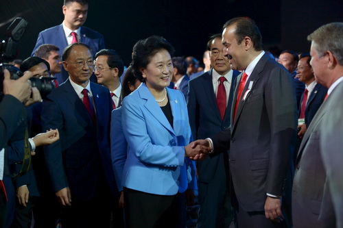 Phó Thủ tướng Lưu Diên Đông nhận lời chúc mừng từ phái đoàn Kazakhstan