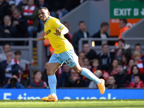 Puncheon phá lưới Liverpool bằng cú sút phạt đẳng cấp cuối hiệp một