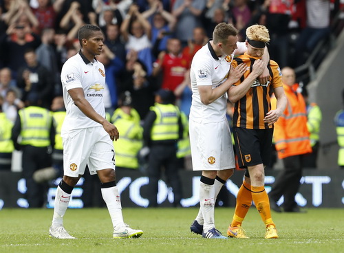 Phil Jones an ủi Paul McShane của Hull City với nỗi buồn rớt hạng