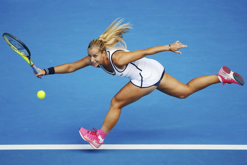 Cibulkova đỡ giao bóng từ Serena