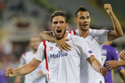 Daniel Carrico vui mừng sau khi ghi bàn thắng thứ nhì cho Sevilla