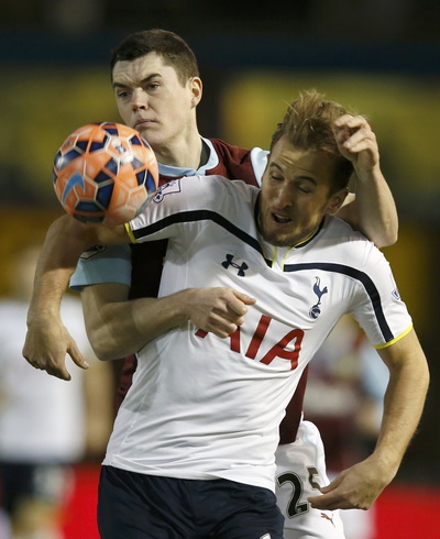 Harry Kane tranh chấp bóng với Michael Keane của Burnley