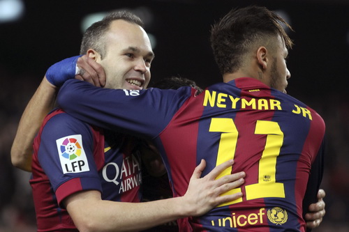 Iniesta an ủi Neymar sau quả phạt 11m không thành công