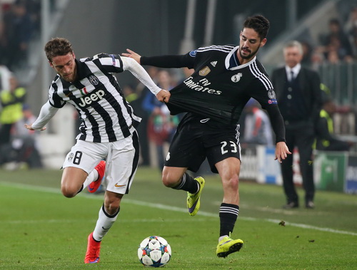 Isco (23) tranh chấp quyết liệt Marchisio