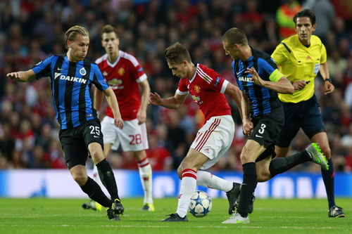 Januzaj đi bóng trước hàng thủ Club Brugge