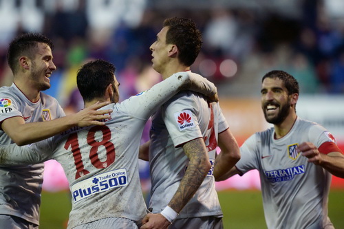 Mandzukic chia vui cùng đồng đội sau cú đúp trong trận đấu với Eibar
