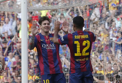 Messi mừng bàn mở tỉ số với Rafinha, tác giả pha kiến tạo