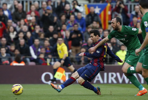 Messi hoàn tất cú hat-trick bàn bàn thắng trên chấm 11 mét