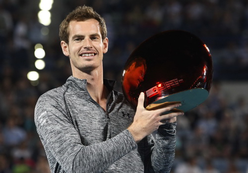 Andy Murray nhận cúp vô địch với cái vai đau