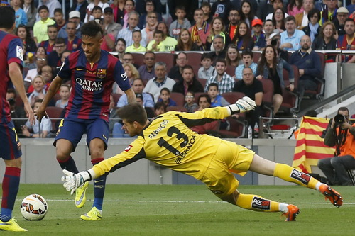 Thủ môn Fabricio cản phá nhiều pha bóng của Barcelona, giúp Deportivo trụ hạng thành công