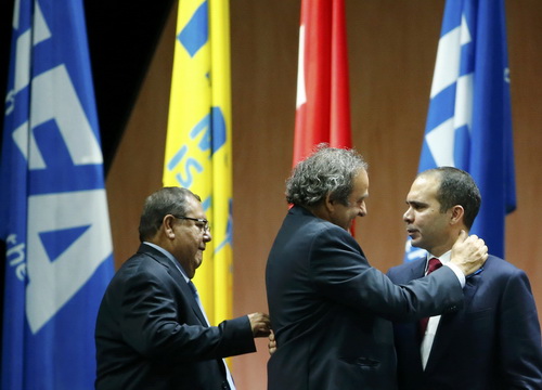 Cái bắt tay của những người thua cuộc giữa Michel Platini và hoàng thân Al Hussein -