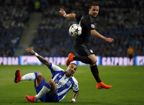 Quaresma (trái) ghi cú đúp vào lưới Bayern, tạo cú sốc lớn nhất vòng tứ kết