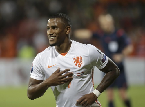 Luciano Narsingh vui mừng sau pha ghi bàn