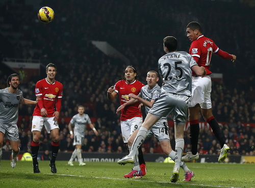 Chris Smalling (phải) trở thành người hùng của Man United