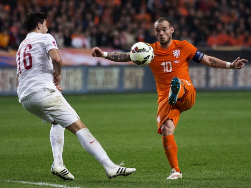 Sneijder (10) nổ súng, Hà Lan có được 1 điểm