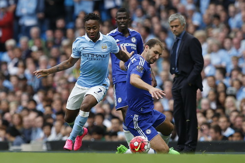 Tân binh Sterling (trái) có màn ra mắt chấp nhận được khi Man City hoàn toàn áp đảo Chelsea