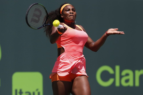 Serena kiên trì bám đuổi điểm số đến 2-2